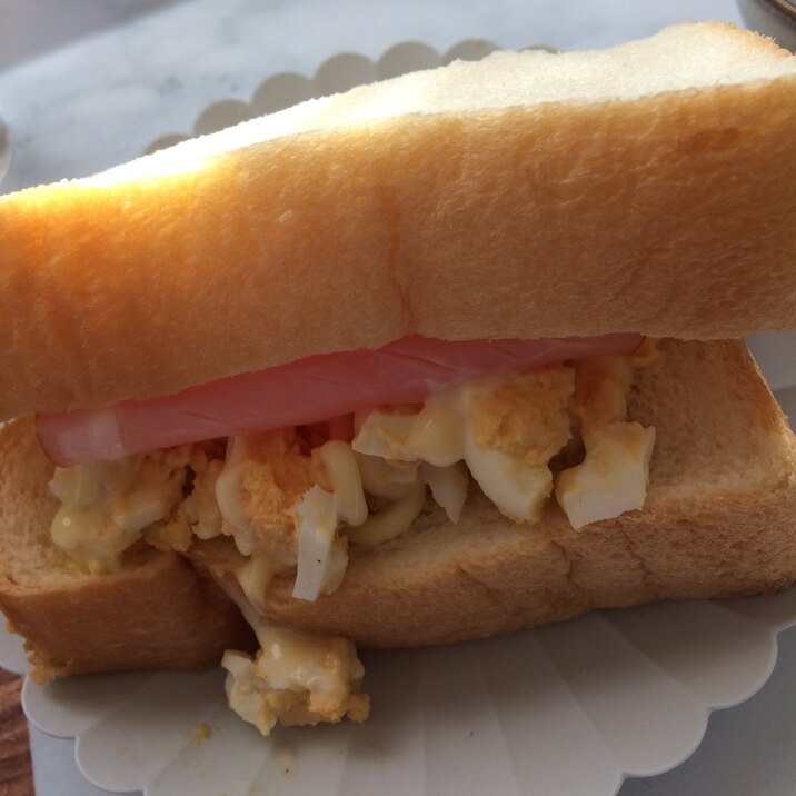 ふんわり食パンでハムと卵のサンドイッチ